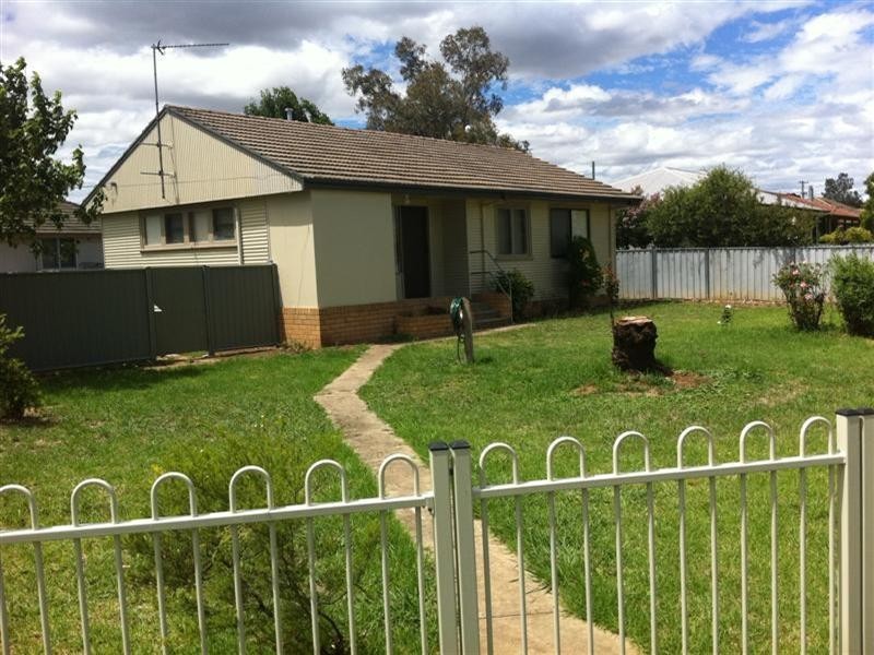 20 Logan Street, Cowra NSW 2794
