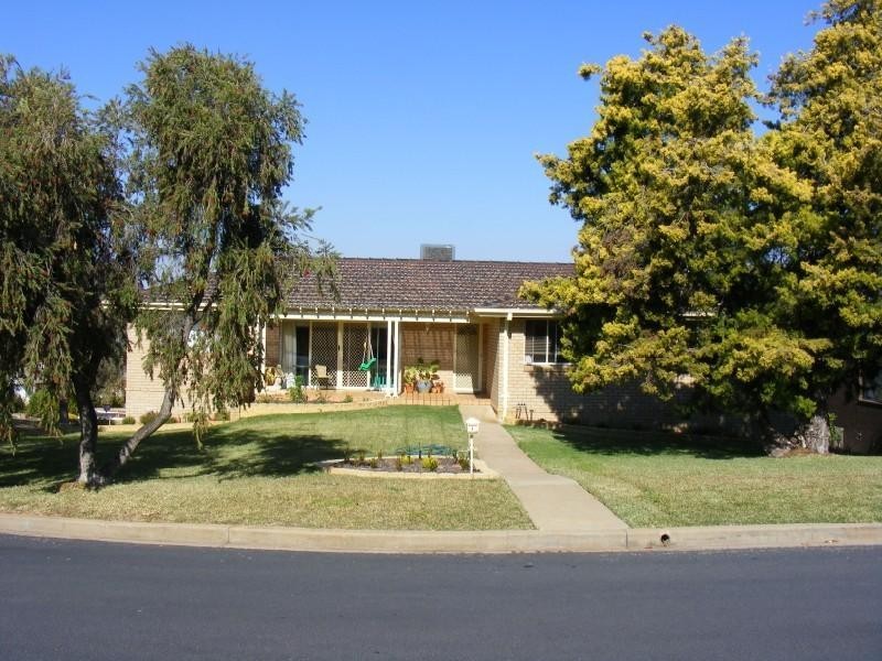 4 Taronga Drive, Cowra NSW 2794