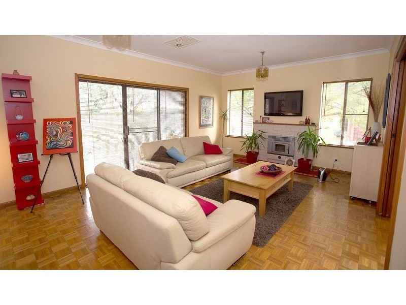 11 Kanangra Street, Cowra NSW 2794