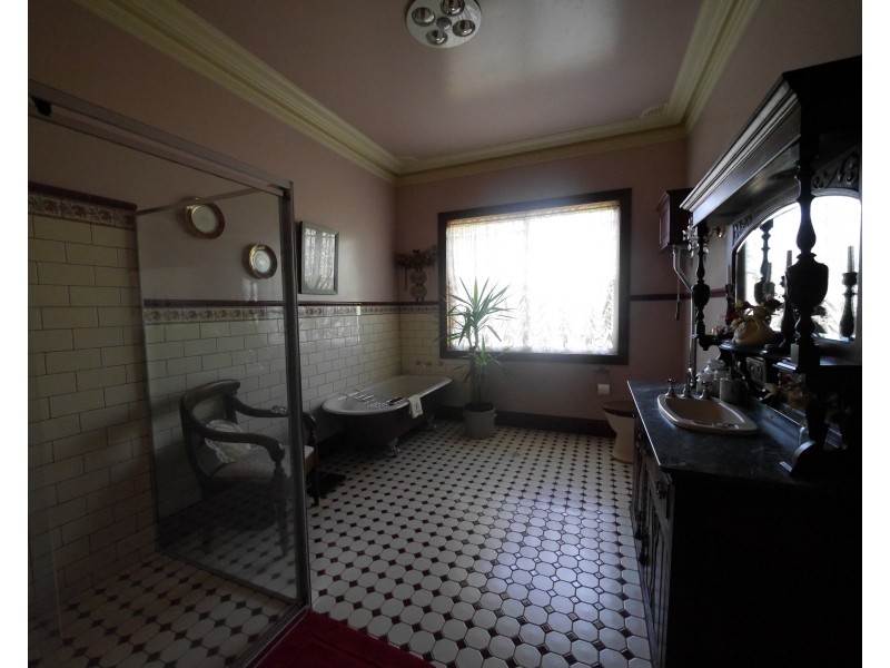 99 Military Parade, Cowra NSW 2794