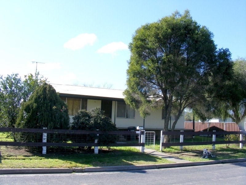 9 Ribands Way, Cowra NSW 2794