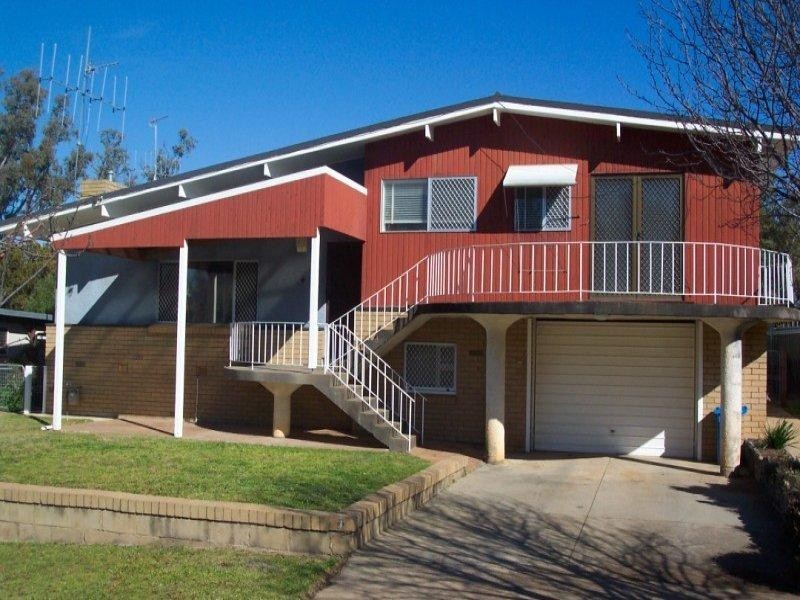 4 Brisbane Avenue, Cowra NSW 2794