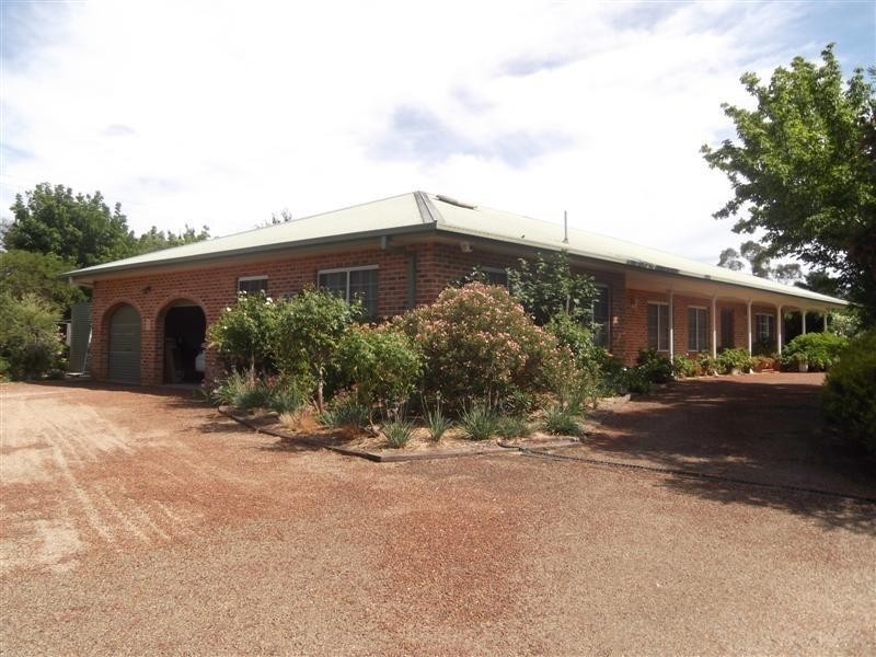 44 Dawson Drive, Cowra NSW 2794