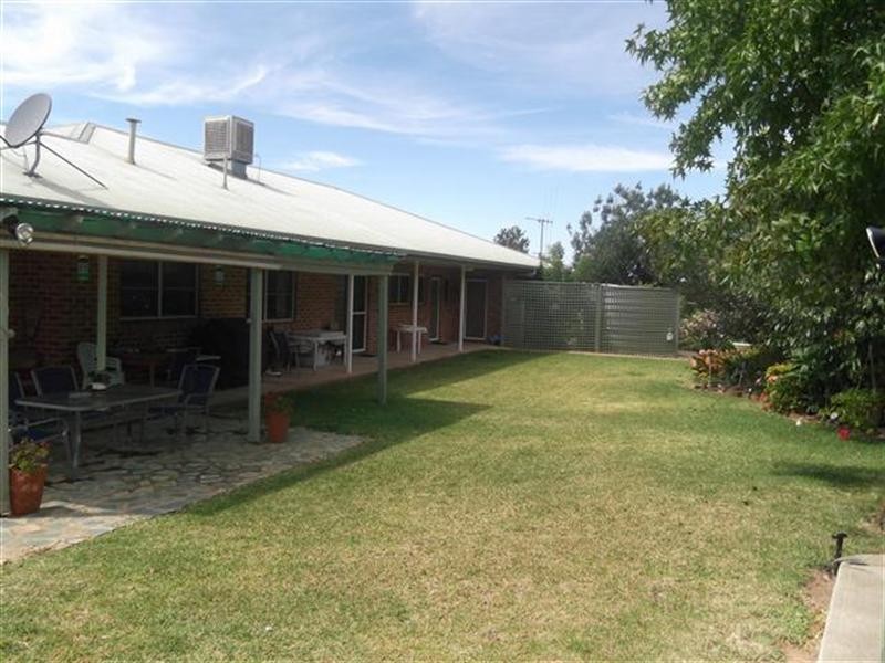 44 Dawson Drive, Cowra NSW 2794