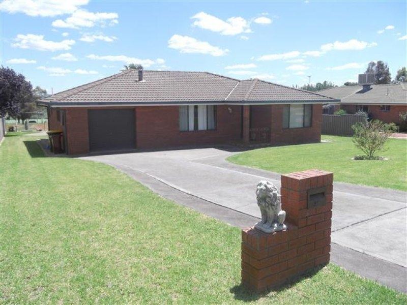 28 Taronga Drive, Cowra NSW 2794