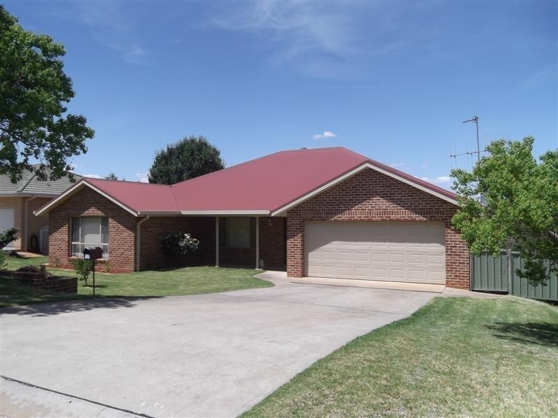 13 Grevillea Close, Cowra NSW 2794