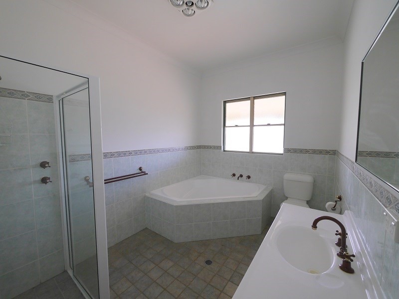 77 Military Parade, Cowra NSW 2794