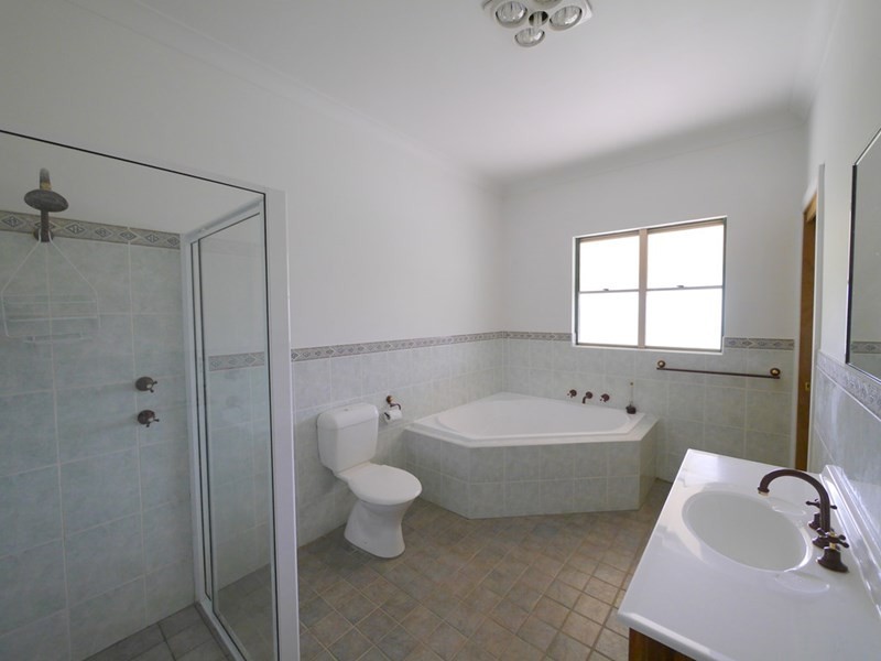 77 Military Parade, Cowra NSW 2794