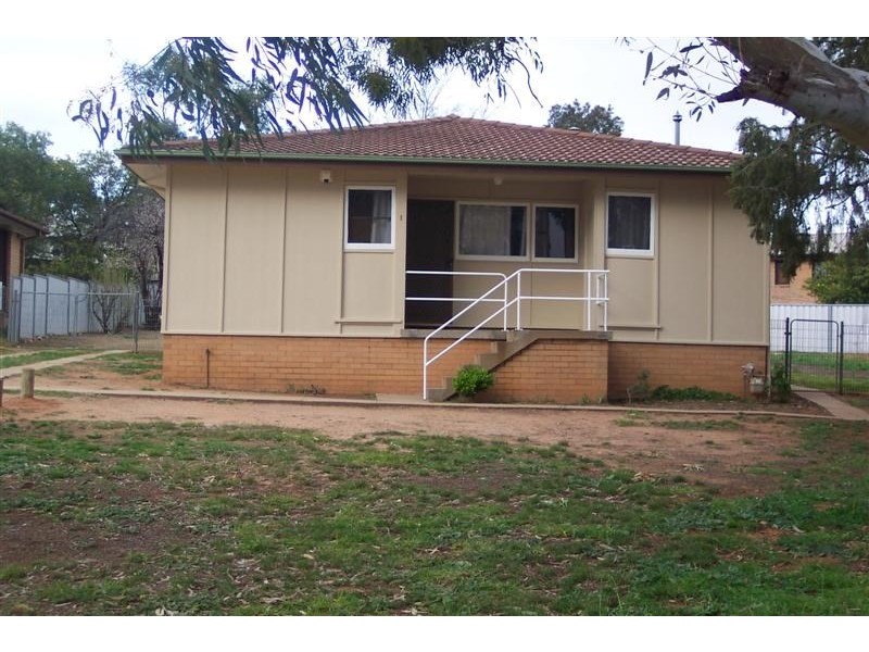 1 Weeroona Place, Cowra NSW 2794