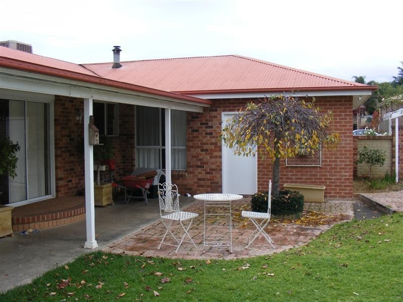 11 Nambucca Circuit, Cowra NSW 2794