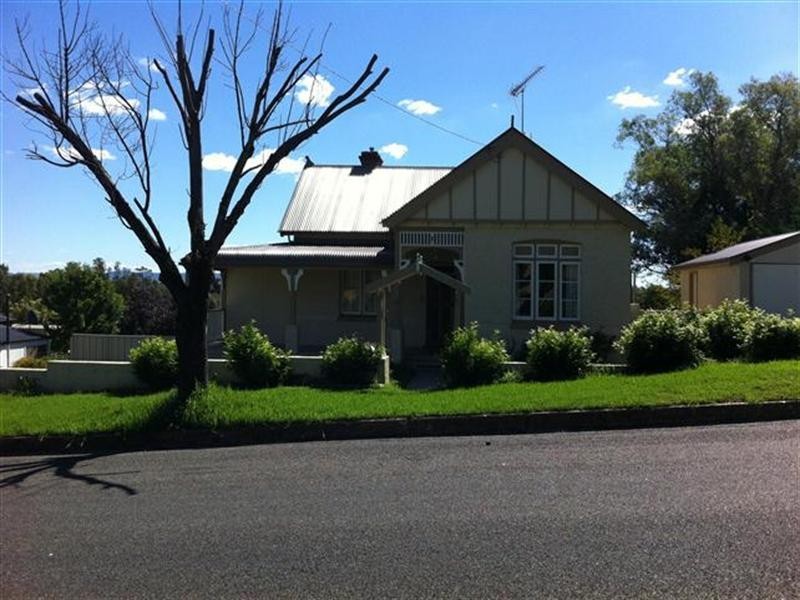 8 smith Street, Cowra NSW 2794