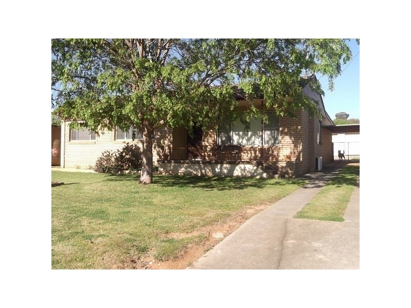 15 Newcombe Street, Cowra NSW 2794