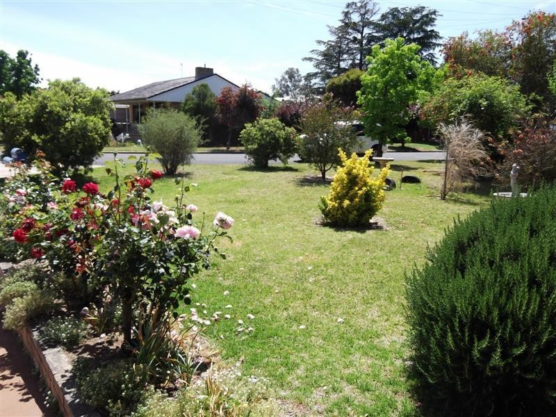 10 Chapman Street, Cowra NSW 2794