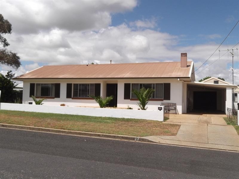 27 Courallie Street, Cowra NSW 2794