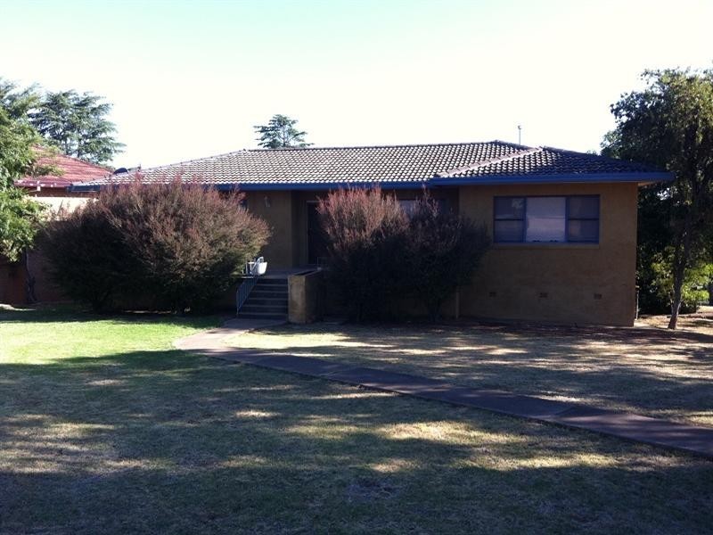 1 Kanangra Street, Cowra NSW 2794
