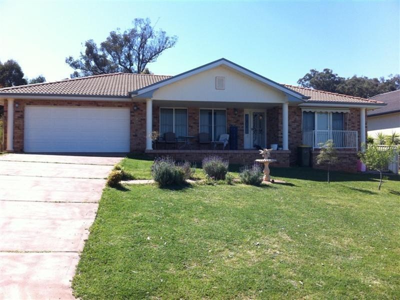 9 London Drive, Cowra NSW 2794