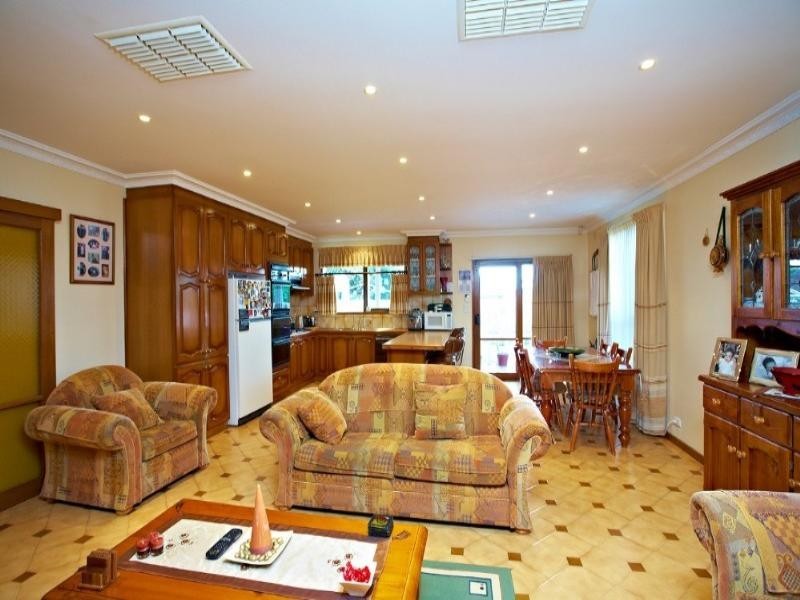 8 Delta Avenue, Ashwood VIC 3147