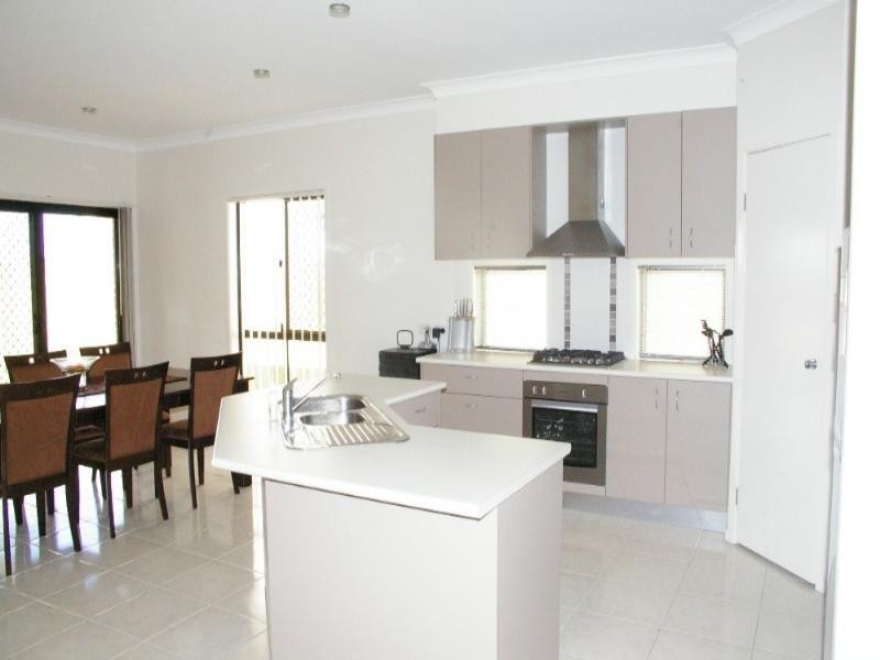 8 Rawlins Crescent, North Lakes QLD 4509