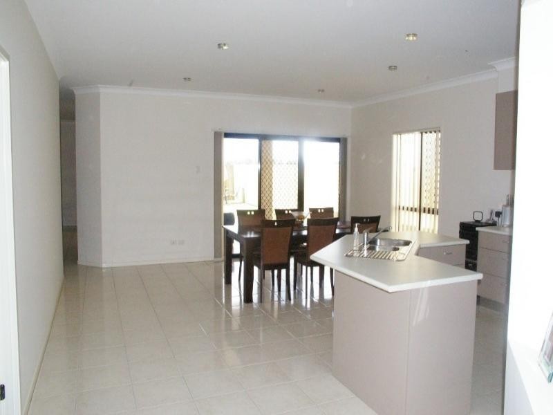 8 Rawlins Crescent, North Lakes QLD 4509