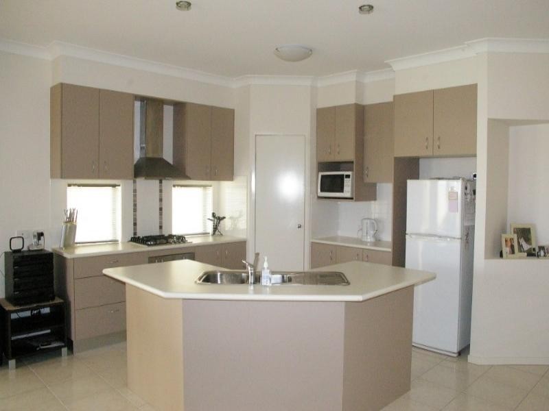 8 Rawlins Crescent, North Lakes QLD 4509