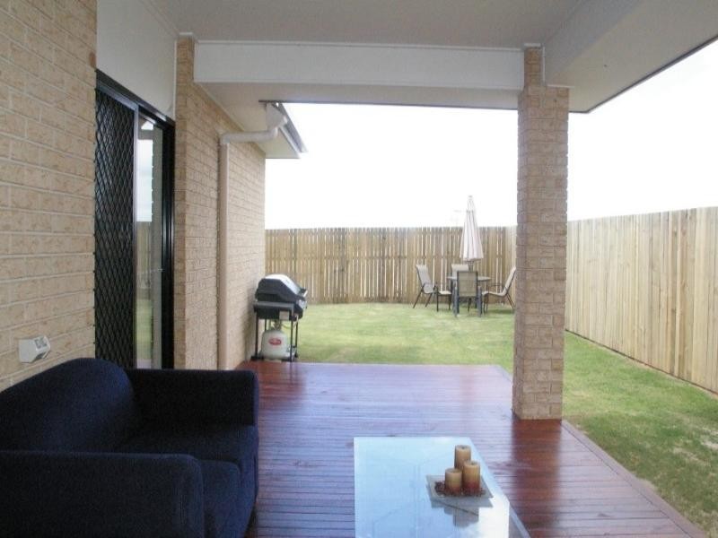 8 Rawlins Crescent, North Lakes QLD 4509