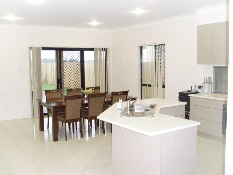 8 Rawlins Crescent, North Lakes QLD 4509