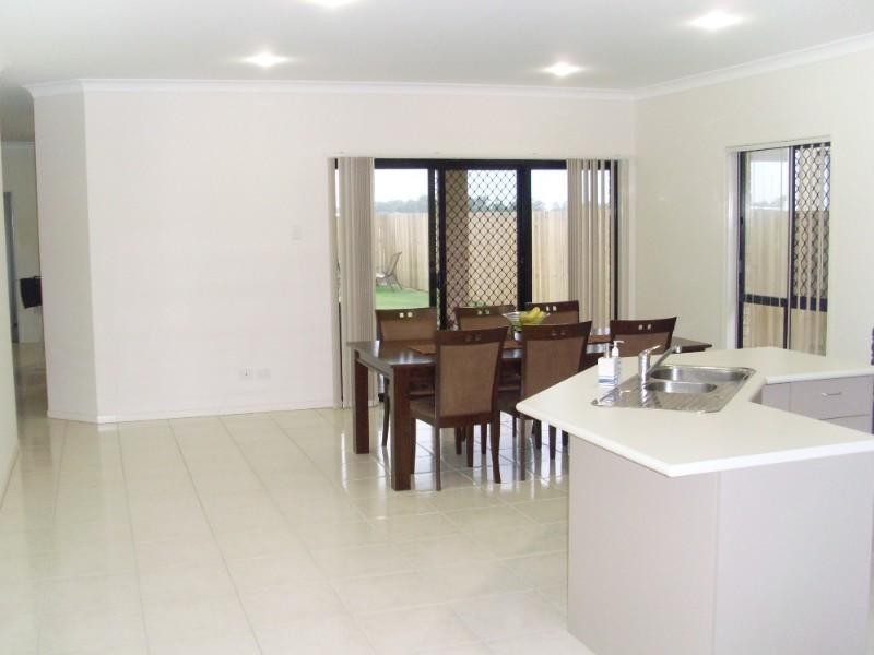 8 Rawlins Crescent, North Lakes QLD 4509