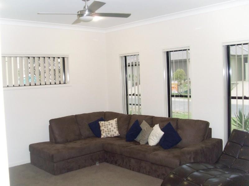 8 Rawlins Crescent, North Lakes QLD 4509