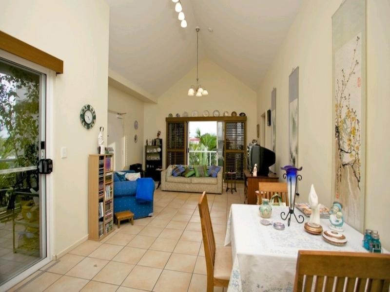 2/186 Prince Edward Parade, Scarborough QLD 4020