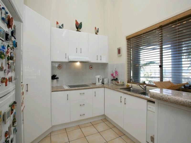 2/186 Prince Edward Parade, Scarborough QLD 4020