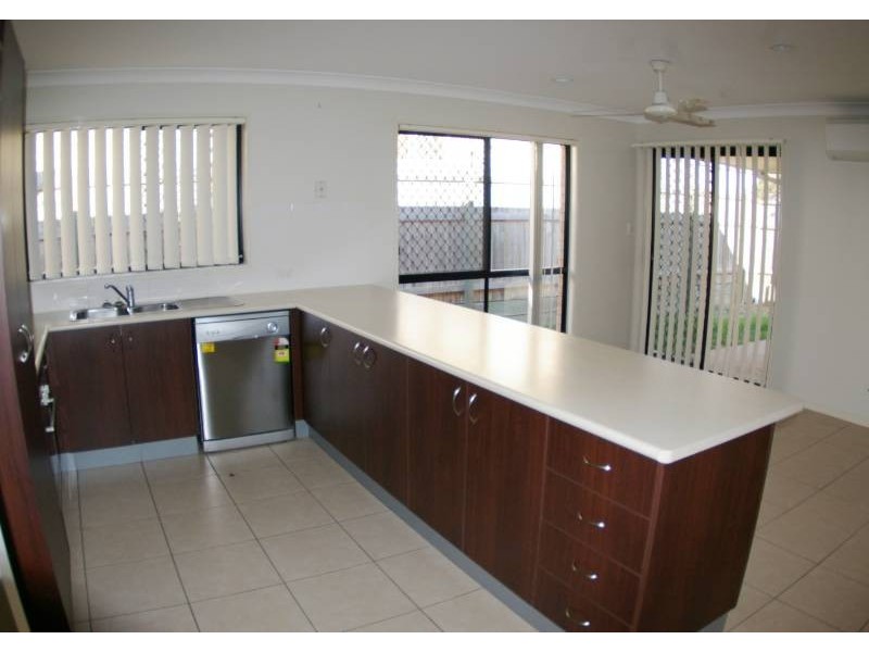 2/3 Normandy Court, Rothwell QLD 4022