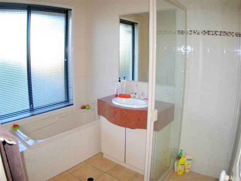 27 Cooksland Crescent, North Lakes QLD 4509