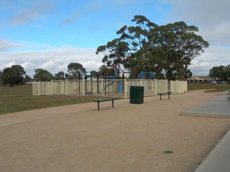 4/37 Lomandra Bowl, Melton VIC 3337