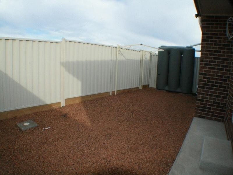 2/37 Lomandra Bowl, Melton VIC 3337