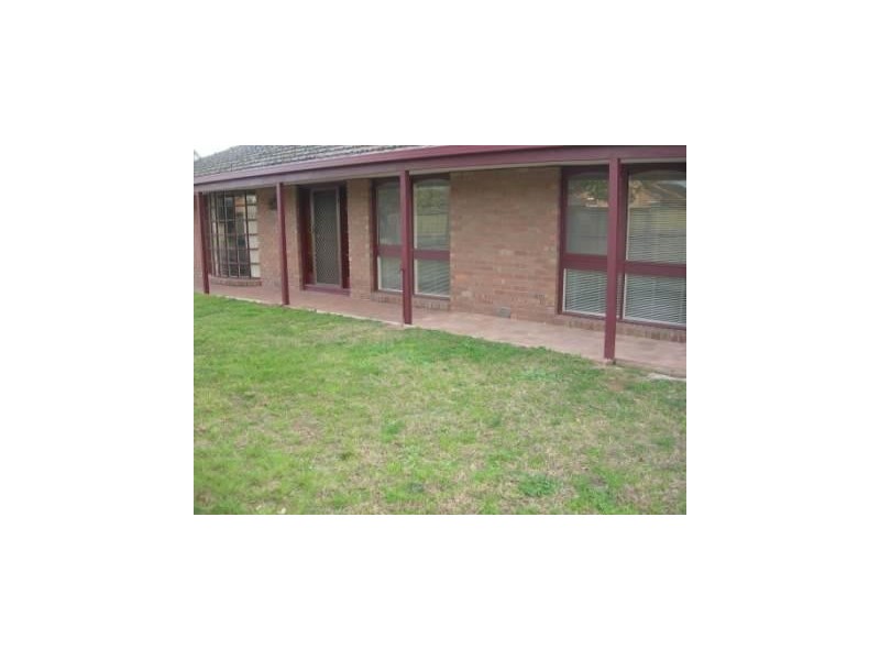 17 Andrew Street, Melton South VIC 3338