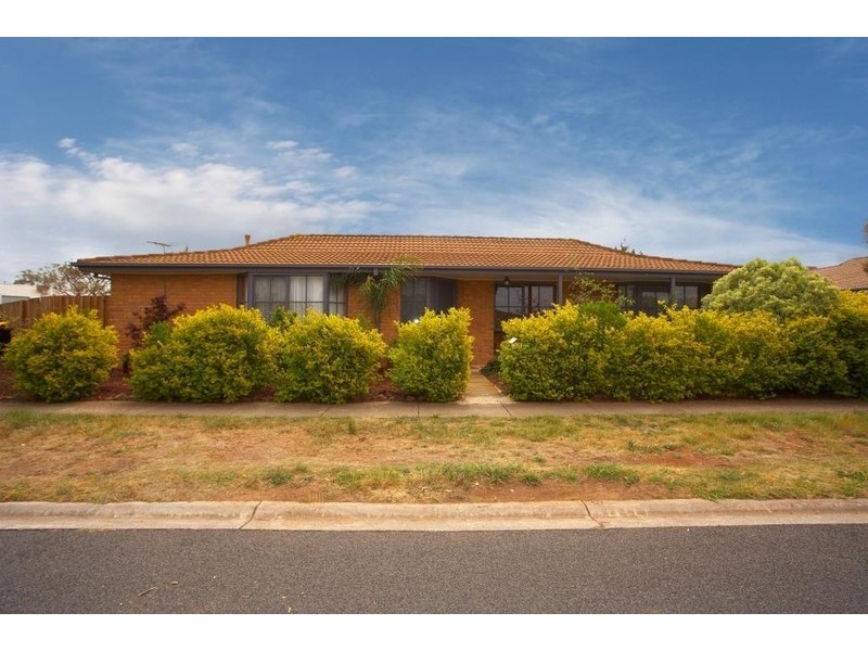 5 Walsingham Crescent, Melton VIC 3337