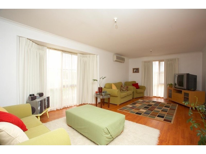 5 Walsingham Crescent, Melton VIC 3337