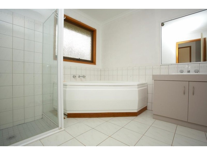 5 Walsingham Crescent, Melton VIC 3337