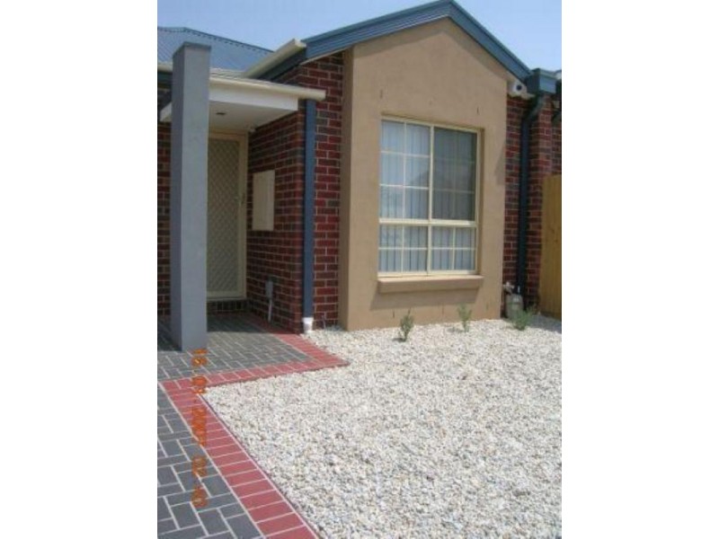 2/3A Crestmont Drive, Melton South VIC 3338