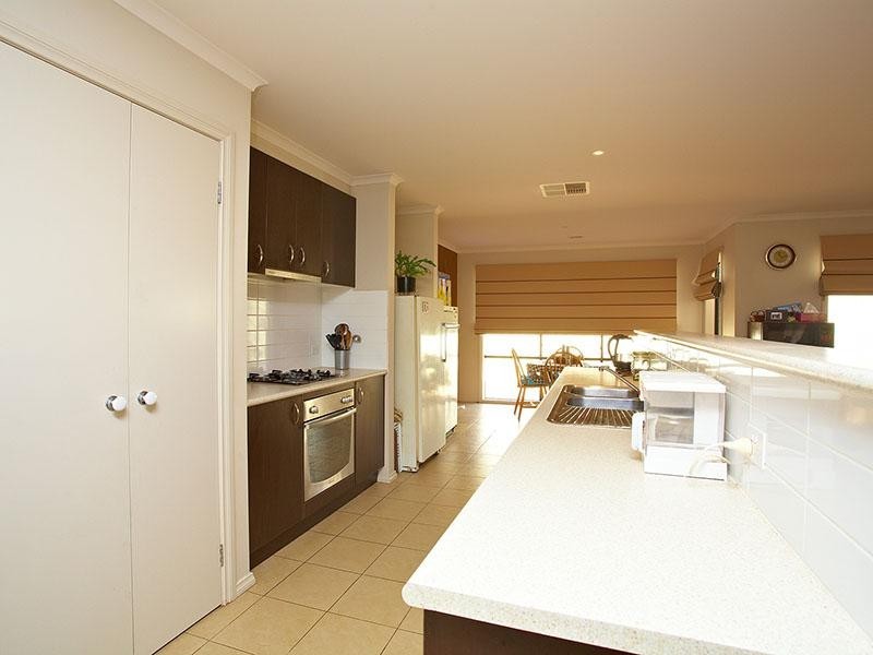 16 Murnong Mews, Melton West VIC 3337