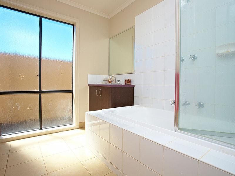 16 Murnong Mews, Melton West VIC 3337