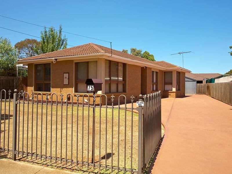 75 First Avenue, Melton South VIC 3338