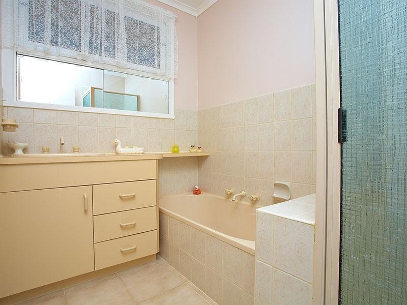 75 First Avenue, Melton South VIC 3338