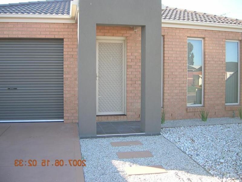 2/12 Maximus Court, Melton VIC 3337