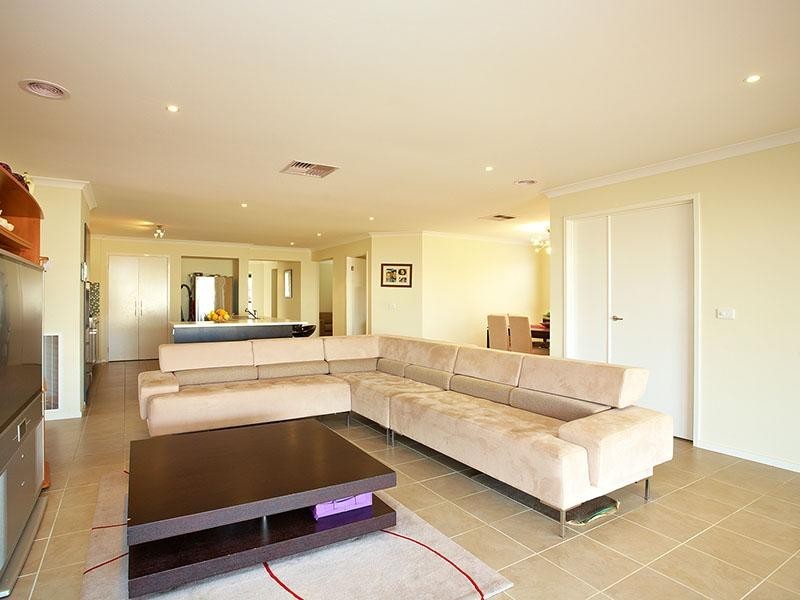 8 Statesmen Drive, Kurunjang VIC 3337