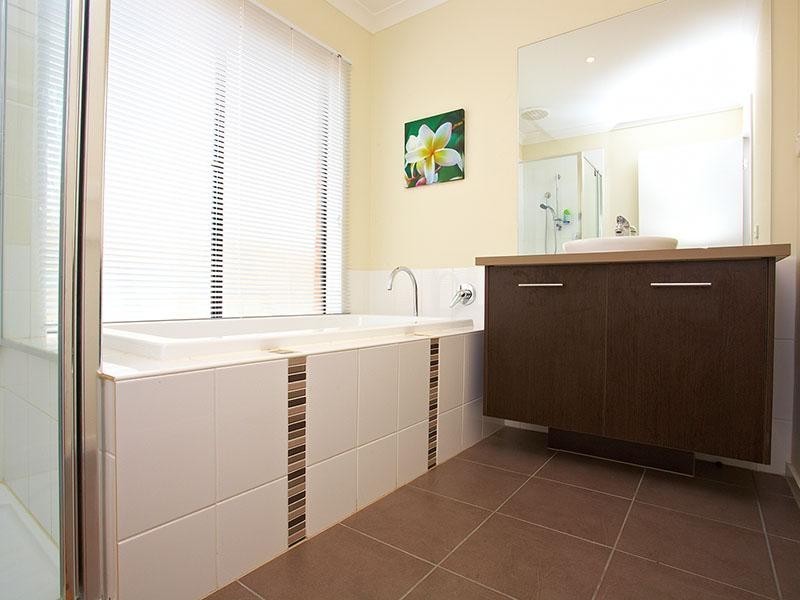 8 Statesmen Drive, Kurunjang VIC 3337