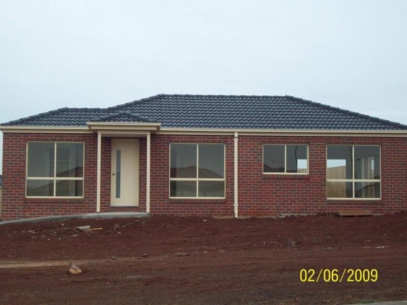 2 Petrea Place, Melton West VIC 3337