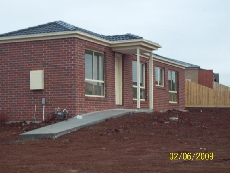 2 Petrea Place, Melton West VIC 3337