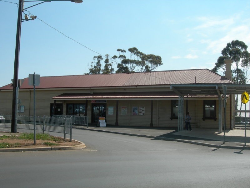 9 Raymond Street, Melton South VIC 3338