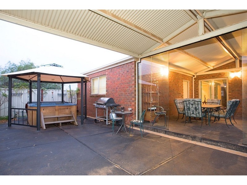 2 Billing Place, Melton VIC 3337